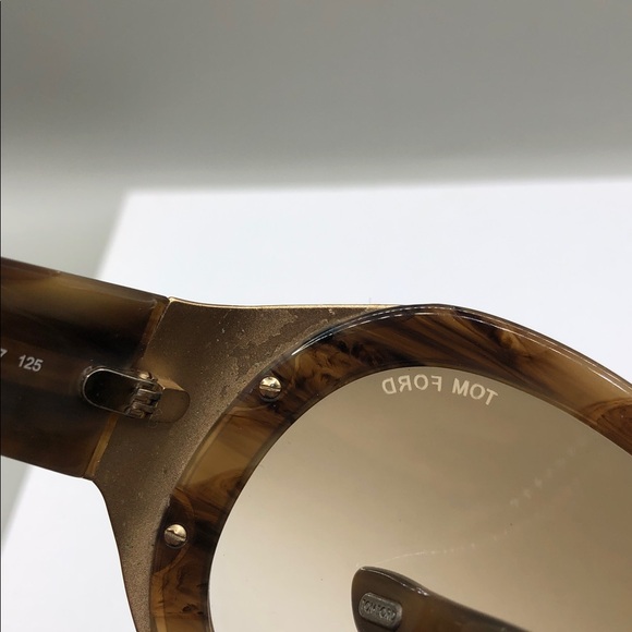 TOM FORD ELISABETH TF27 Sunglasses in color 376 Brown Gradient Oversized Shield. - Picture 10 of 14